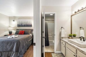 Condo, 1 cama Queen size y sofá cama, patio, vista al campo de golf (Cozy Escape) | 1 habitación, decoración personalizada y muebles diferentes