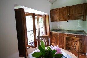 Apartment, Garden View | Private kitchen | Stovetop, cookware/dishes/utensils