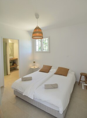 2 habitaciones, tabla de planchar con plancha y cuna de viaje 