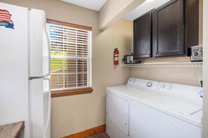 Condo, varias camas, balcón, vista al jardín (Cozy Timbers) | Lavandería