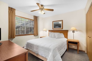 Condo, varias camas, balcón, vista al jardín (Cozy Timbers) | 2 habitaciones, decoración personalizada y muebles diferentes