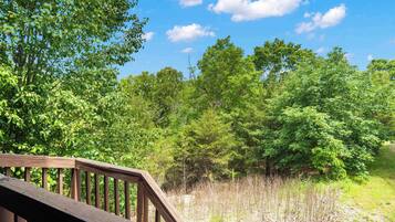 Kondominium, Beberapa Tempat Tidur, balkon, pemandangan kebun (Cozy Timbers) | Pemandangan dari kamar