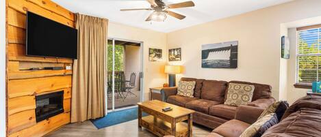 Apartamento, varias camas, balcón, vistas al jardín (Cozy Timbers) | Zona de estar | Televisión de pantalla plana de 42 pulgadas con canales digitales