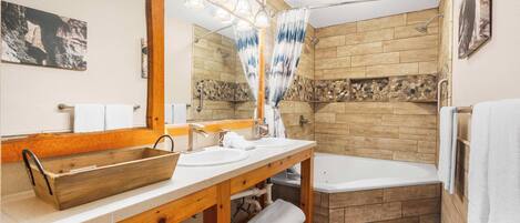 Une salle de bain avec des éléments décoratifs en bois, une baignoire et une douche avec un rideau.
