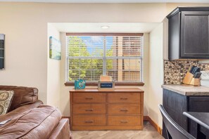 Apartamento, varias camas, balcón, vistas al jardín (Cozy Timbers) | Zona de estar | Televisión de pantalla plana de 42 pulgadas con canales digitales