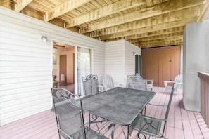 Appartamento, letti multipli, balcone, vista giardino (Cozy Timbers) | Ristorazione all'aperto