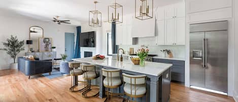 Kjøleskap, mikrobølgeovn, ovn og kokeplater