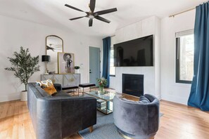 TV, peis og kontorer