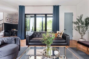 TV, peis og kontorer