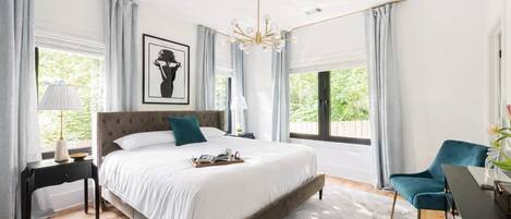 2 habitaciones, escritorio, tabla de planchar con plancha y wifi