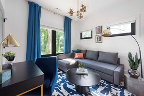 TV, fireplace, offices - Blue Burrow (Atlanta)