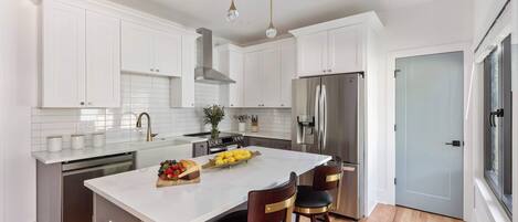 Køleskab, mikrobølgeovn, ovn, kogeplade