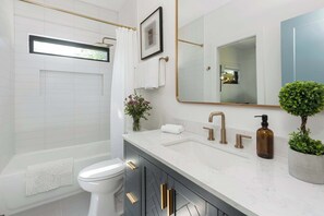 Douche, séchoir à cheveux, serviettes fournies