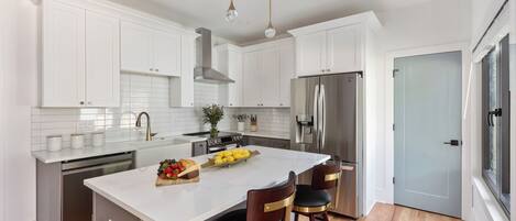 Réfrigérateur, micro-ondes, four, plaque de cuisson