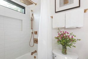 Shower, hair dryer, towels - Blue Burrow (Atlanta)
