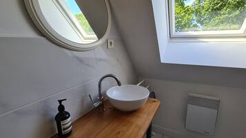 Een douche, een haardroger, handdoeken, zeep