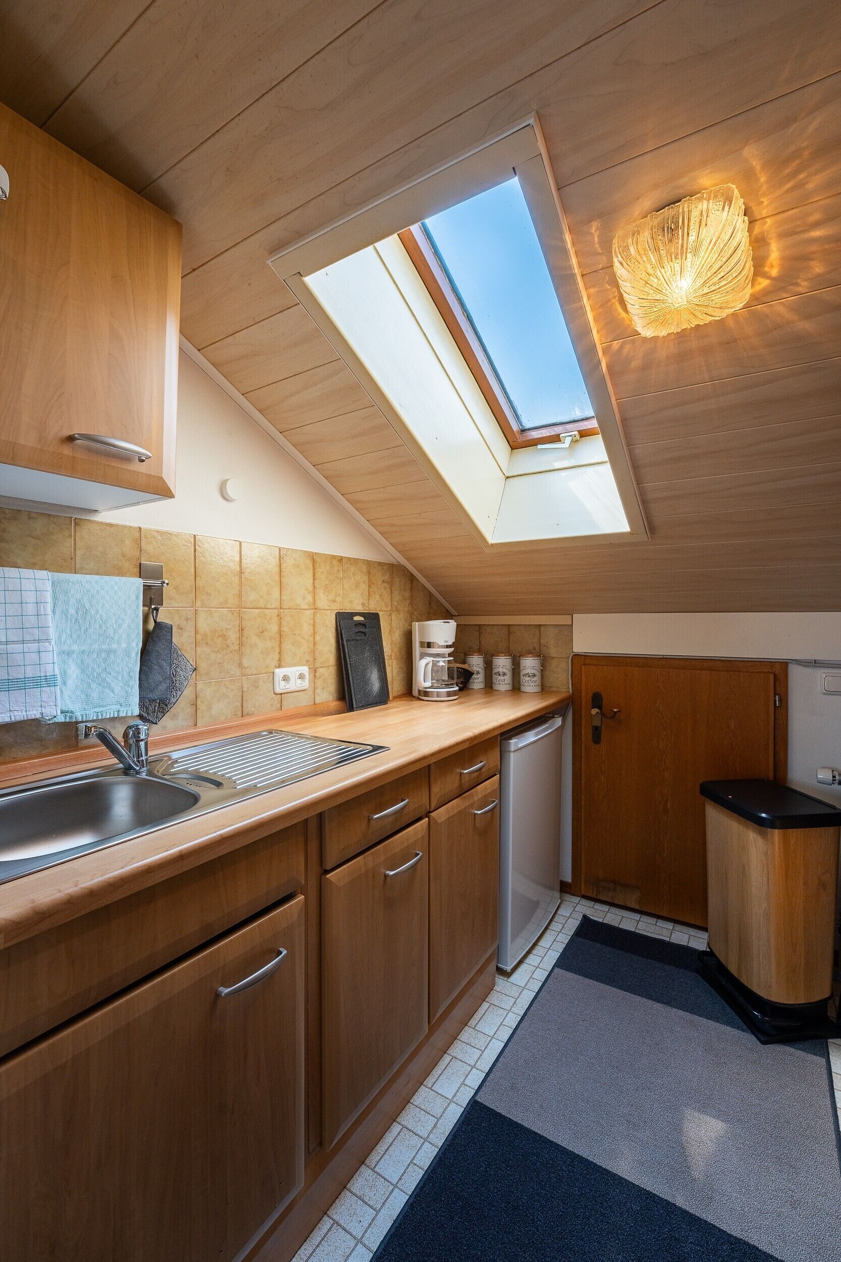 Wasserkocher mit Kaffee-/Teezubehör, Kühlschrank, Mikrowelle, Ofen