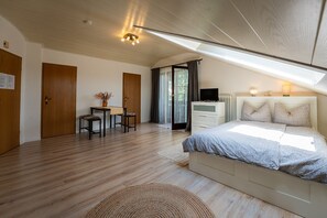 1 bedroom, WiFi, bed sheets - Apartment 'Kampenwand' with Mountain View, Balcony and Wi-Fi (Bad Endorf)