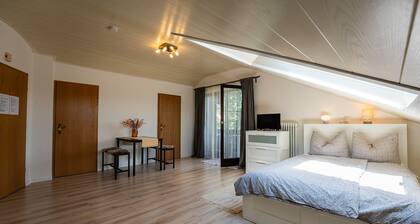 Ferienwohnung 'Kampenwand' mit Bergblick, Balkon und Wi-Fi