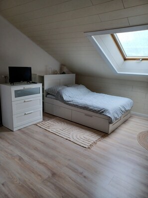 1 bedroom, WiFi, bed sheets - Studio 'Kampenwand' with Mountain View, Balcony and Wi-Fi (Bad Endorf)