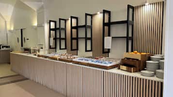 Desayuno buffet (EUR 10 por persona)