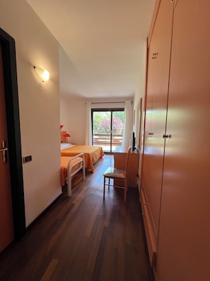 Desk, free WiFi - Hotel Verdeneve (Villavallelonga)