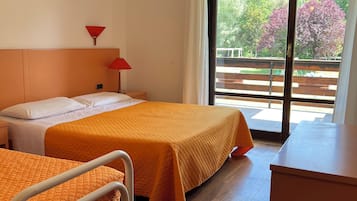 Habitación triple estándar, balcón | Escritorio y wifi gratis