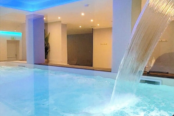 AuĂenpool (je nach Saison geöffnet), Sonnenschirme, LiegestĂŒhle