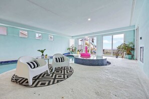 Una piscina cubierta