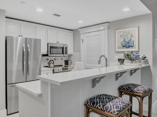 冷蔵庫、電子レンジ、オーブン、コンロ