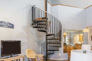 Lägenhet - flera sängar - balkong - utsikt mot golfbanan (Fairway Haven) | Interiör