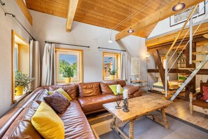 TV, fireplace - Apartment 'Rabus' with Mountain View, Private Terrace and Wi-Fi (Bisingen)