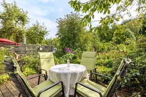 Outdoor dining - Apartment 'Rabus' with Mountain View, Private Terrace and Wi-Fi (Bisingen)