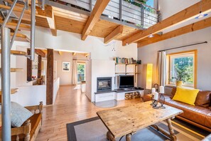 TV, fireplace - Apartment 'Rabus' with Mountain View, Private Terrace and Wi-Fi (Bisingen)