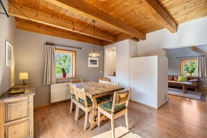 Dining - Apartment 'Rabus' with Mountain View, Private Terrace and Wi-Fi (Bisingen)