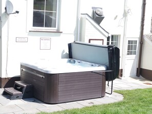 Casa rural | Banyera d'hidromassatge a l'aire lliure