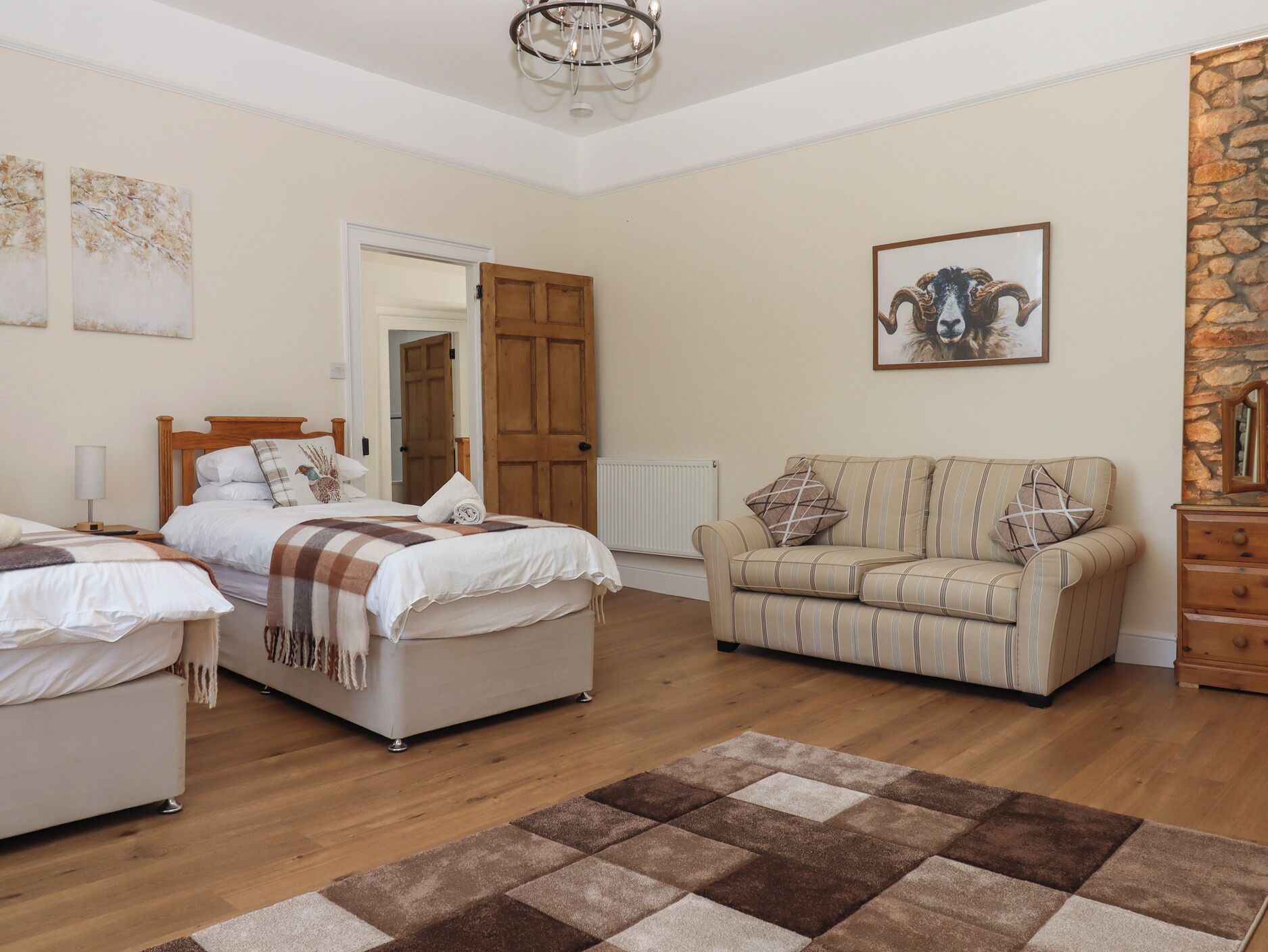 3 habitaciones, decoración personalizada y muebles diferentes 