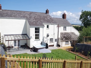 Cottage | Outdoor spa tub - Littleham Court Manor (Bideford)
