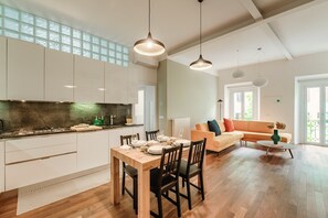Apartment | Living area | 30-inch TV with digital channels - Midnight Borgo (Como)