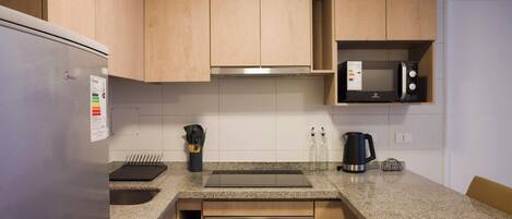 Frigorífico, microondas, horno y placa de cocina