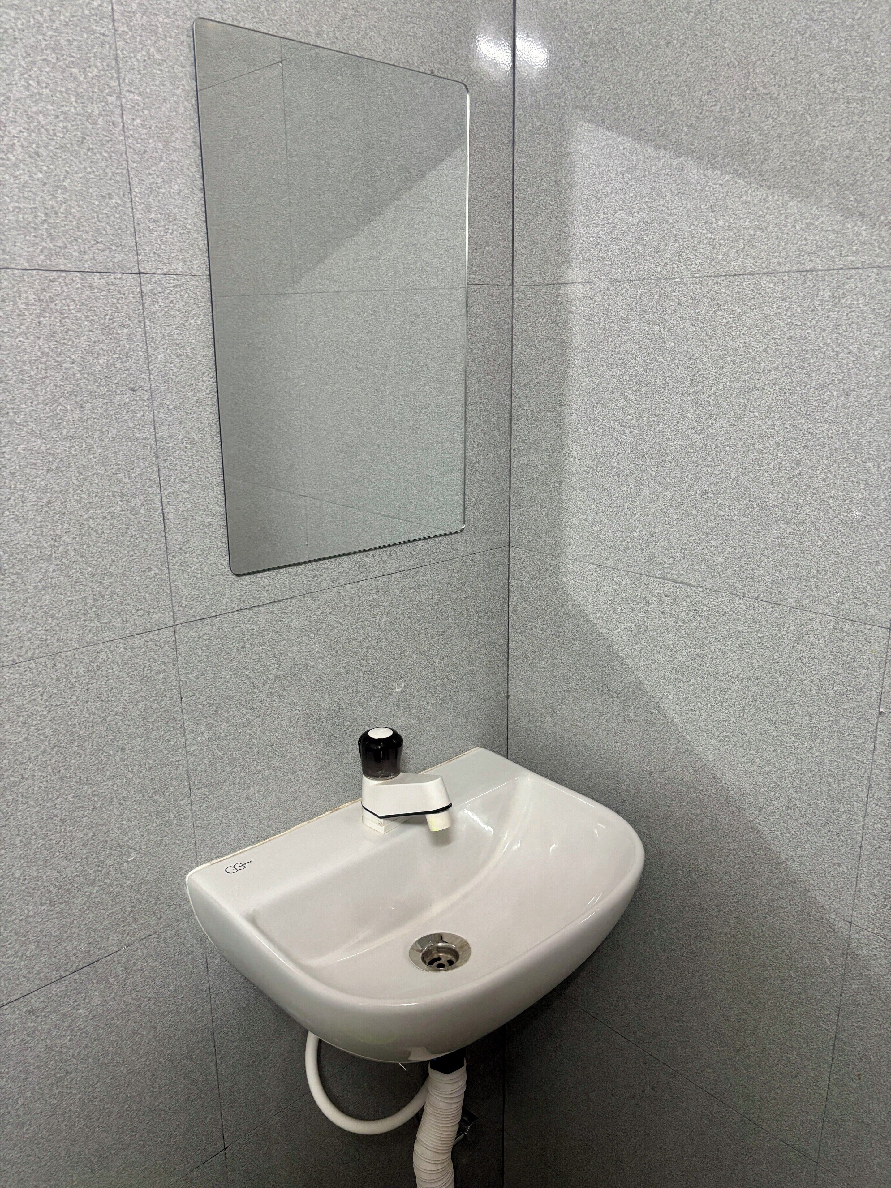 Douche, bidet, serviettes fournies, savon