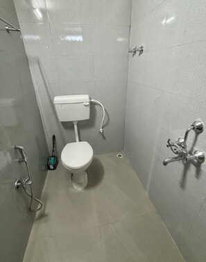 Dusche, Bidet, HandtĂŒcher, Seife
