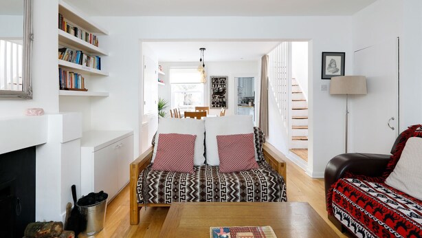 A living room with a fireplace, a sofa set, a coffee table, and a bookshelf. - Superb 2 Bed Townhouse next to The Level Park (Brighton and Hove)