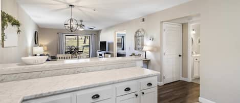 Leilighet, flere senger, balkong, utsikt mot golfbane (Fairway View) | Innvendig