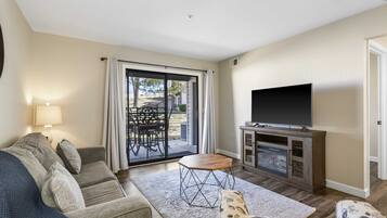 Condo, Berbilang Katil, Balcony, Golf View (Fairway View) | Ruang tamu | 42 inci televisyen skrin rata dengan digital