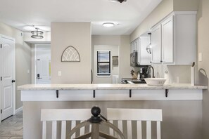 Appartement, meerdere bedden, balkon, uitzicht op golfbaan (Fairway View) | Privékeuken | Een koelkast, een magnetron, een oven, een kookplaat