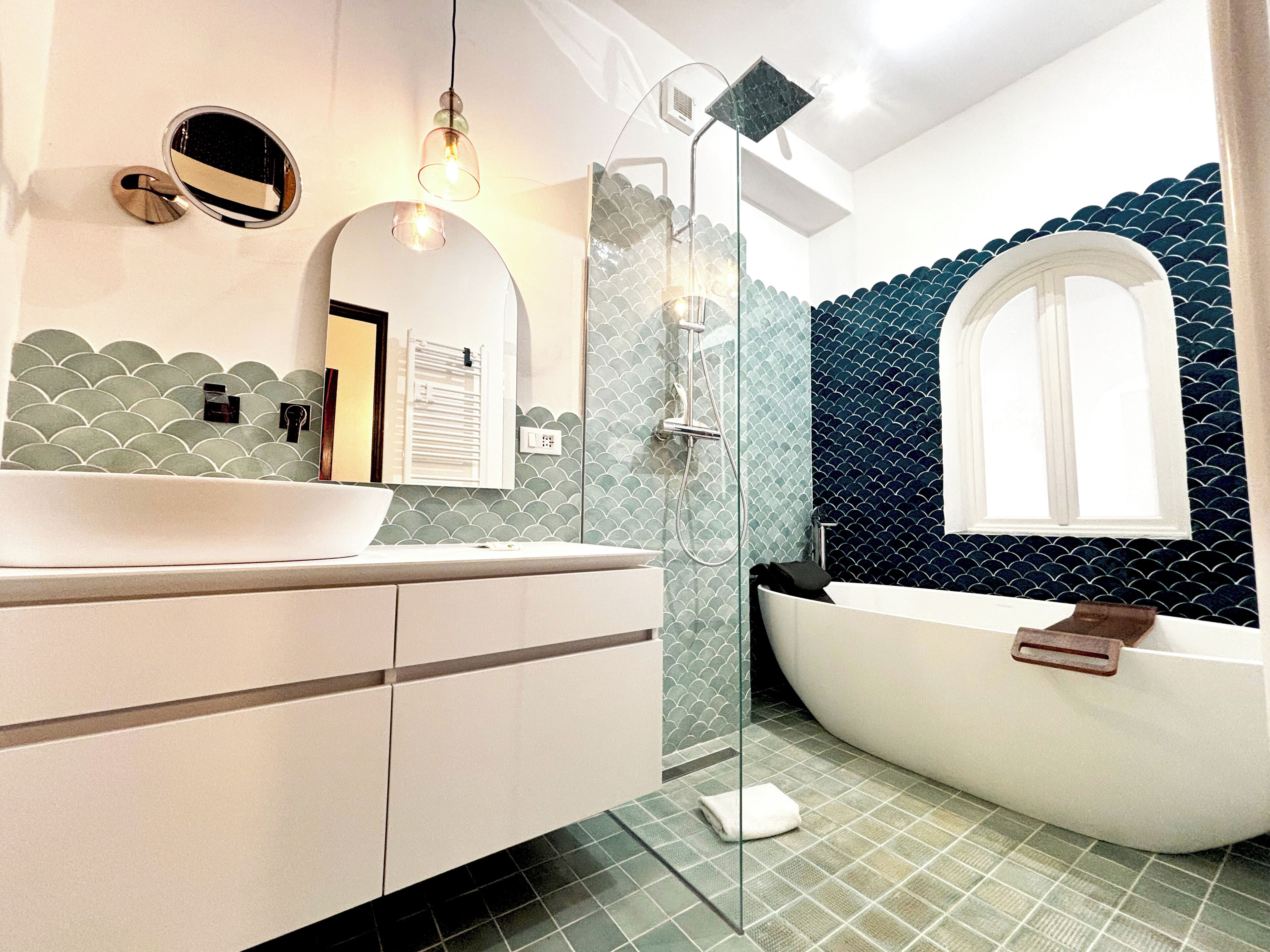Shower, hair dryer, bidet, towels