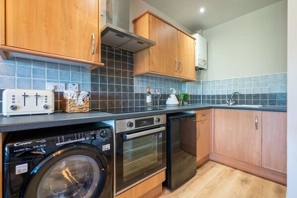 Fridge, microwave, oven, coffee/tea maker