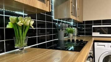 Fridge, oven, toaster, cookware/dishes/utensils