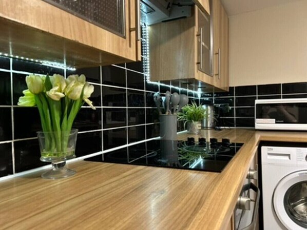 Fridge, oven, toaster, cookware/dishes/utensils